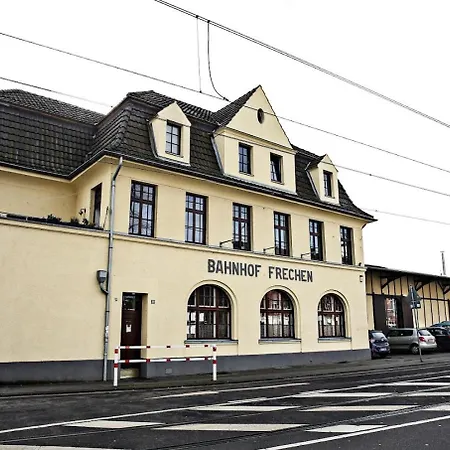Apartment Rhein Haven Fuer Bis Zu 12 Gaeste Im Historischen Bahnhofsgebaeude Frechen
