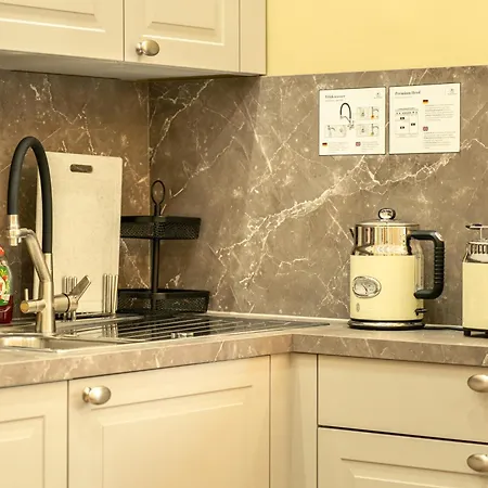 Rhein Haven Fuer Bis Zu 12 Gaeste Im Historischen Bahnhofsgebaeude Frechen