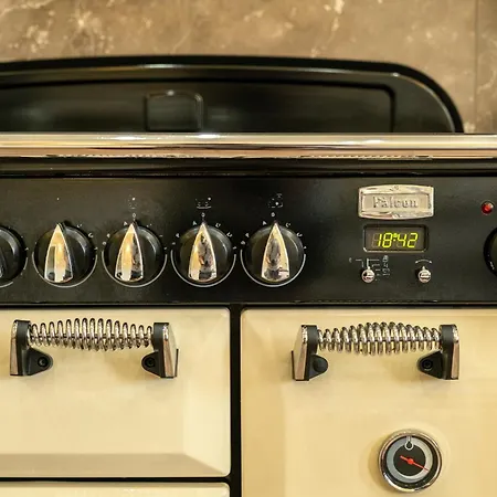 Rhein Haven Fuer Bis Zu 12 Gaeste Im Historischen Bahnhofsgebaeude Appartement Frechen