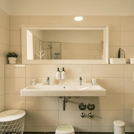 Rhein Haven Fuer Bis Zu 12 Gaeste Im Historischen Bahnhofsgebaeude Frechen