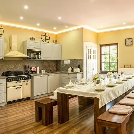 Rhein Haven Fuer Bis Zu 12 Gaeste Im Historischen Bahnhofsgebaeude Appartement